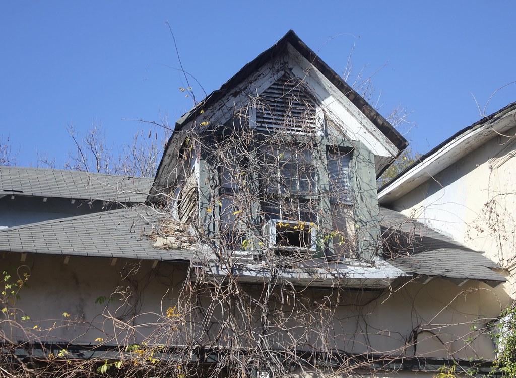 Abandoned (?) house in Savannah, I saw lots of n… Flickr