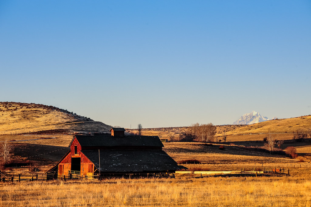 DSC_1736.jpg Barn and Mount Stuart near Ellensburg, Washin… Aaron