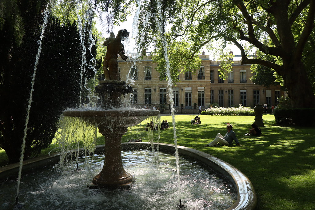 Hôtel de Roquelaure l ’hôtel de Roquelaure dresse son élég… Flickr