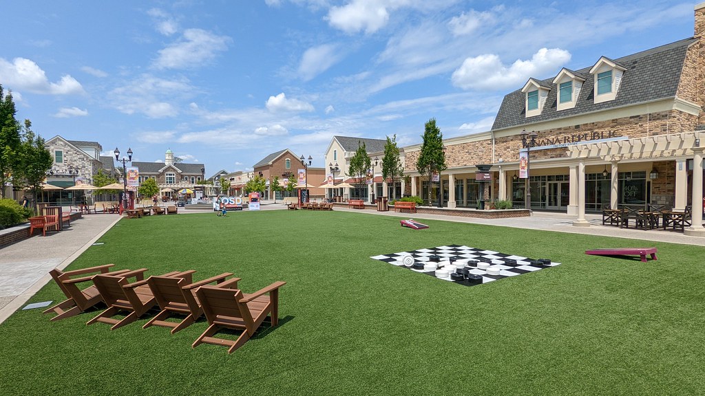 20230609 Gloucester Premium Outlets Astroturf leisure … Flickr