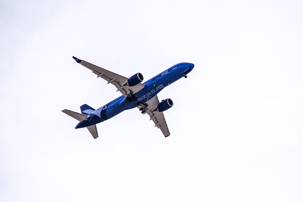 Jet flying over the Henderson Bird Preserve Henderson, N… Flickr