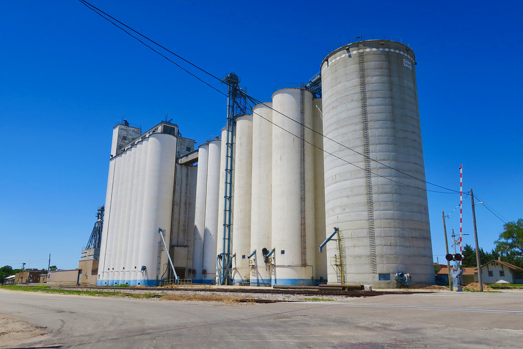 Grain Elevator, Beloit, KS A grain elevator in Beloit, Kan… Flickr