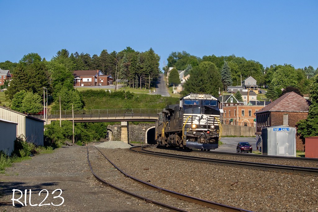 Gallitzin Glory NS 4446 leads empty coal train NS 591 west… Flickr