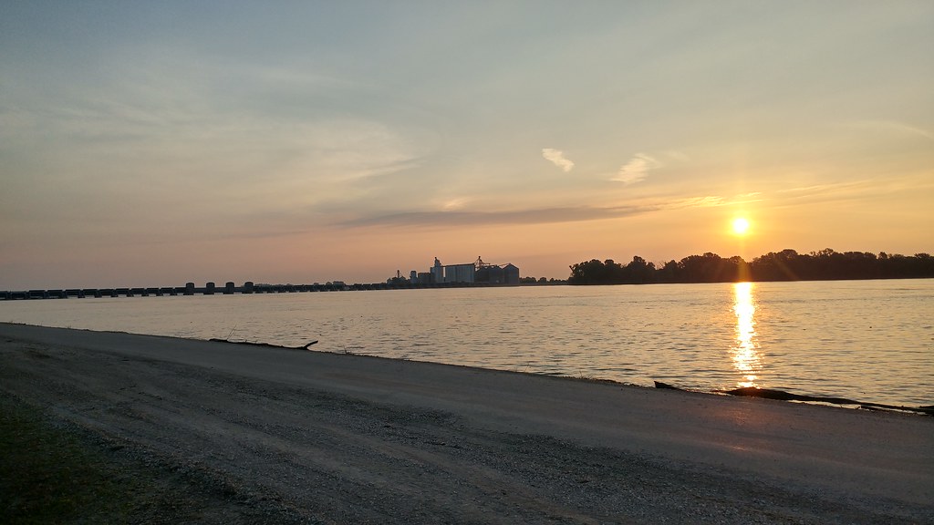 Camping on Mississippi River, Canton, MO (2) Canton, MO (L… Flickr