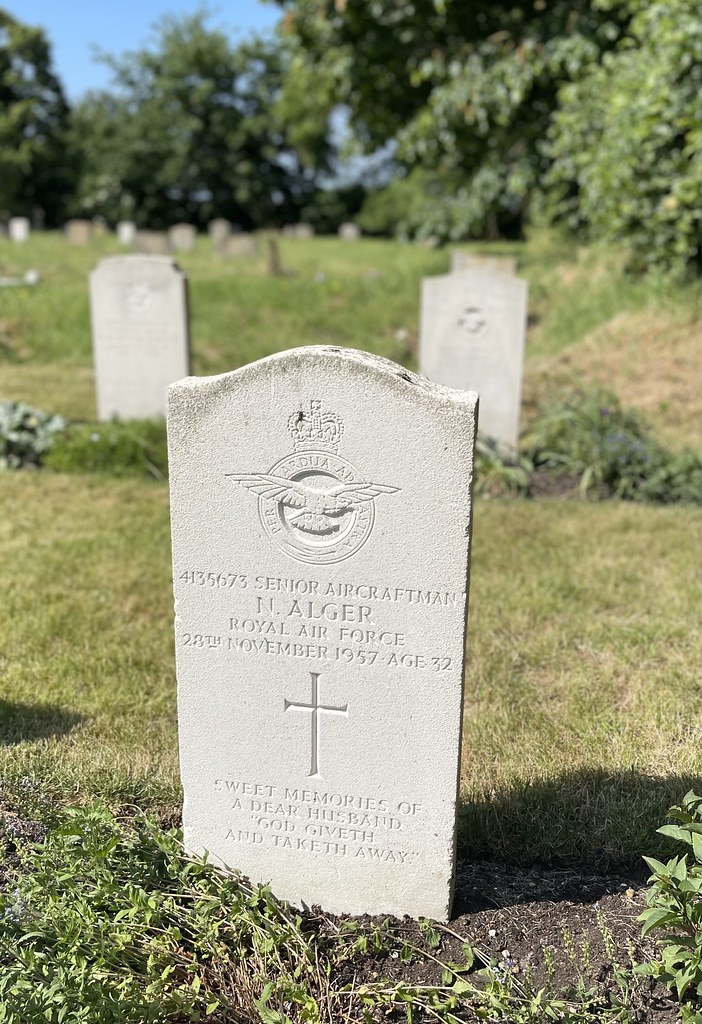 CWGC Graves in Cardington Cemetery. eagle1412 Flickr