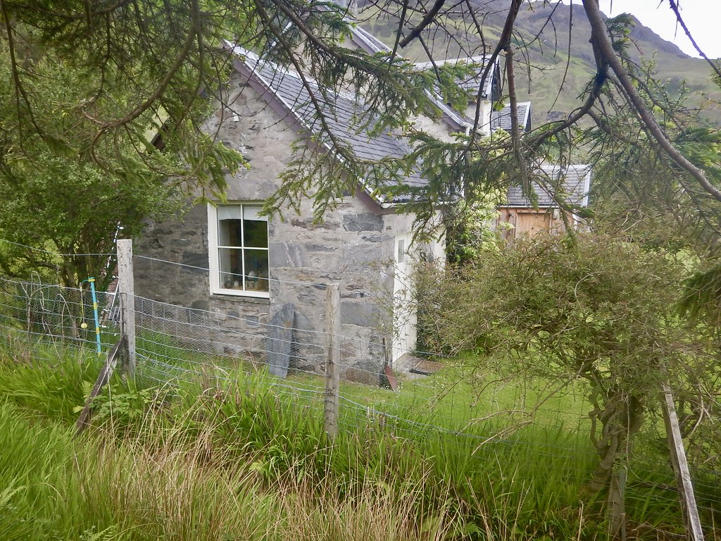 Cut Mark Arnisdale, First House in Village a Douglas Law Flickr