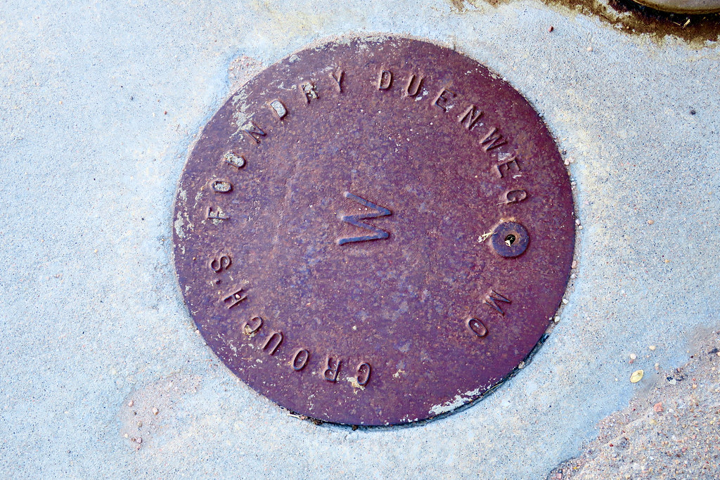 Crouch's Foundry, Hoxie, KS Metal access cover in a sidewa… Flickr