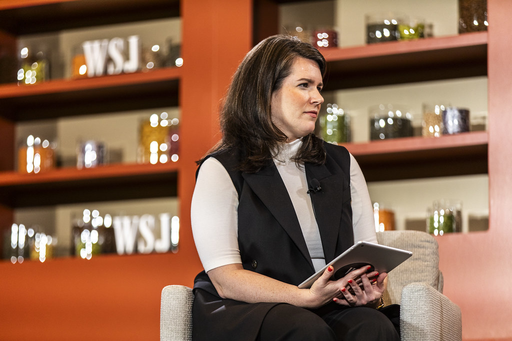 _V9A9382 Kathryn Dill, talks with Andrea Hernández at the … Flickr