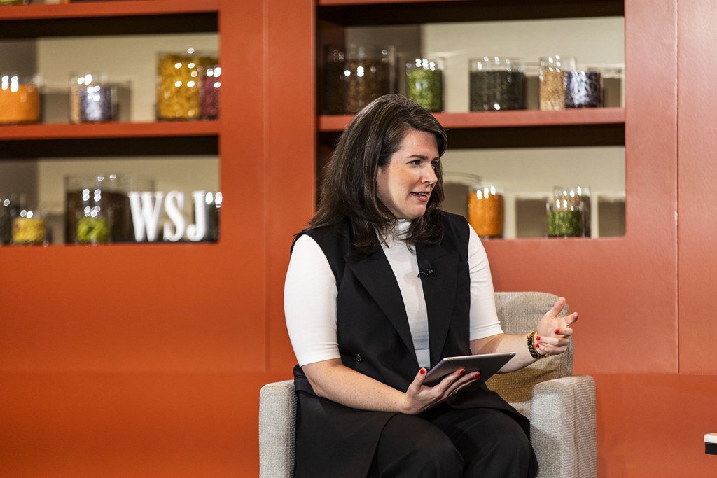 _V9A9371 Kathryn Dill, talks with Andrea Hernández at the … Flickr