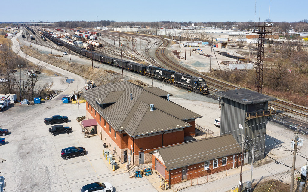 NS 5813 GP383 C22 Cleveland, OH A pair of EMD's power… Flickr