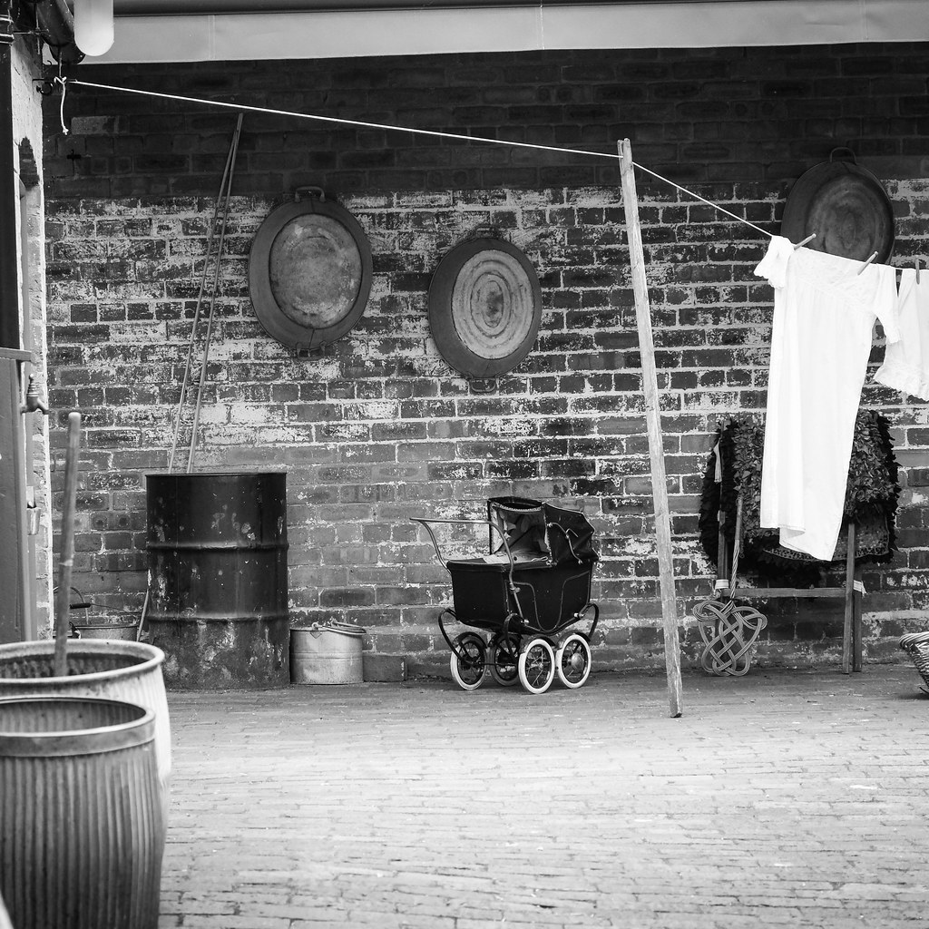 Birmingham Back to Backs outside the washhouse Restored B… Flickr