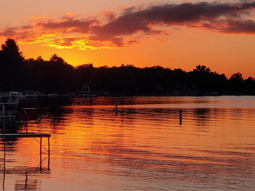 Sunset over Houghton Lake, Michigan A sunset over Houghton… Flickr