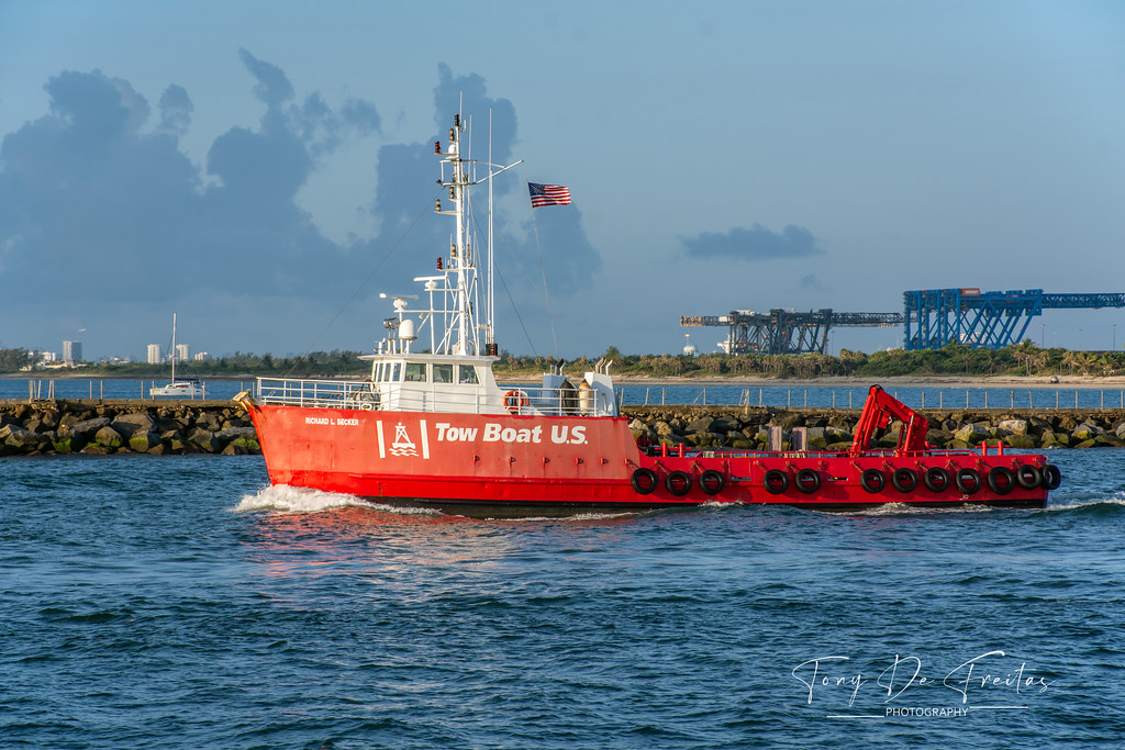 RICHARD L BECKER Tow Boat U.S's "RICHARD L BECKER" arrivin… Flickr