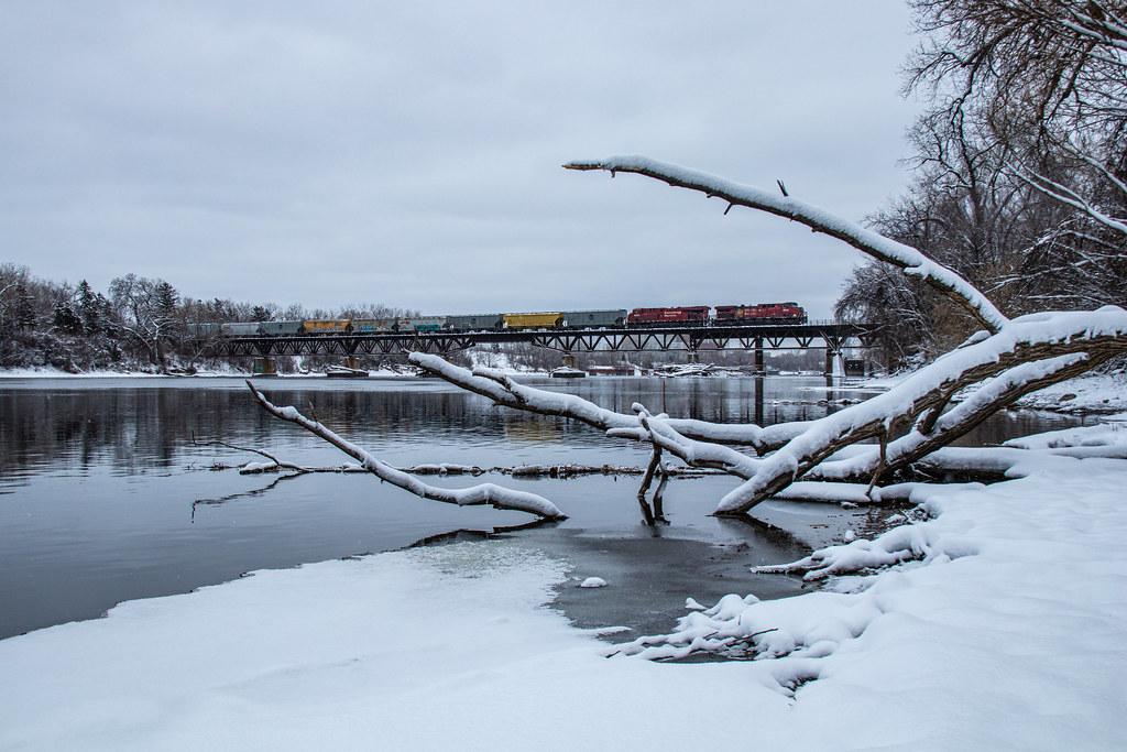 Camden CP J42 crosses the Mississippi River into Camden be… Flickr