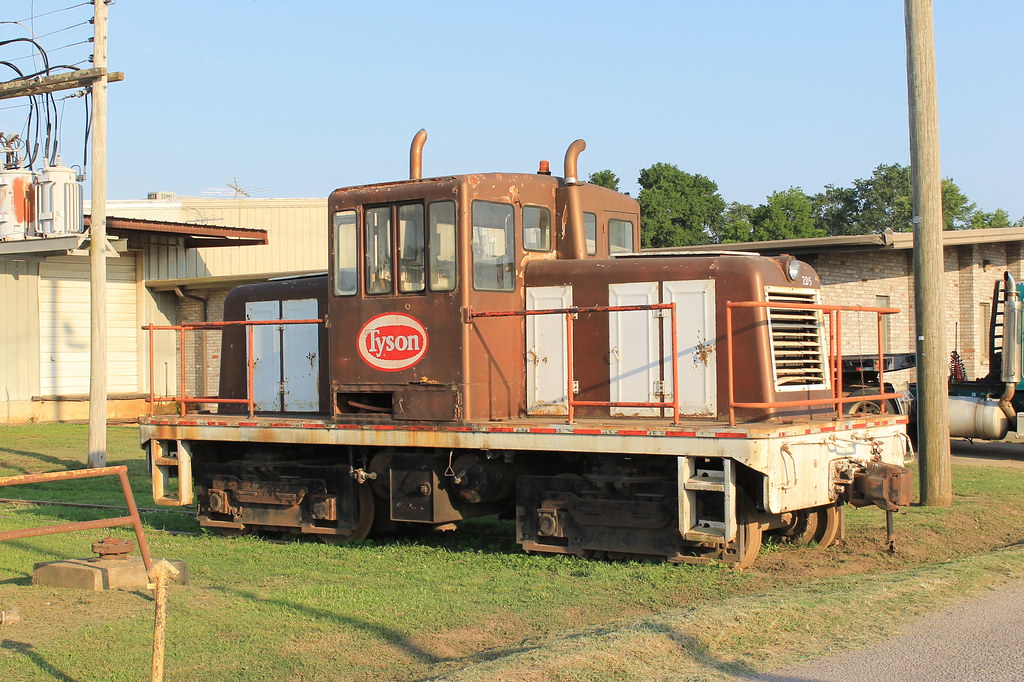 Tyson switcher, Waldron AR A Tyson switcher sits outside o… Flickr