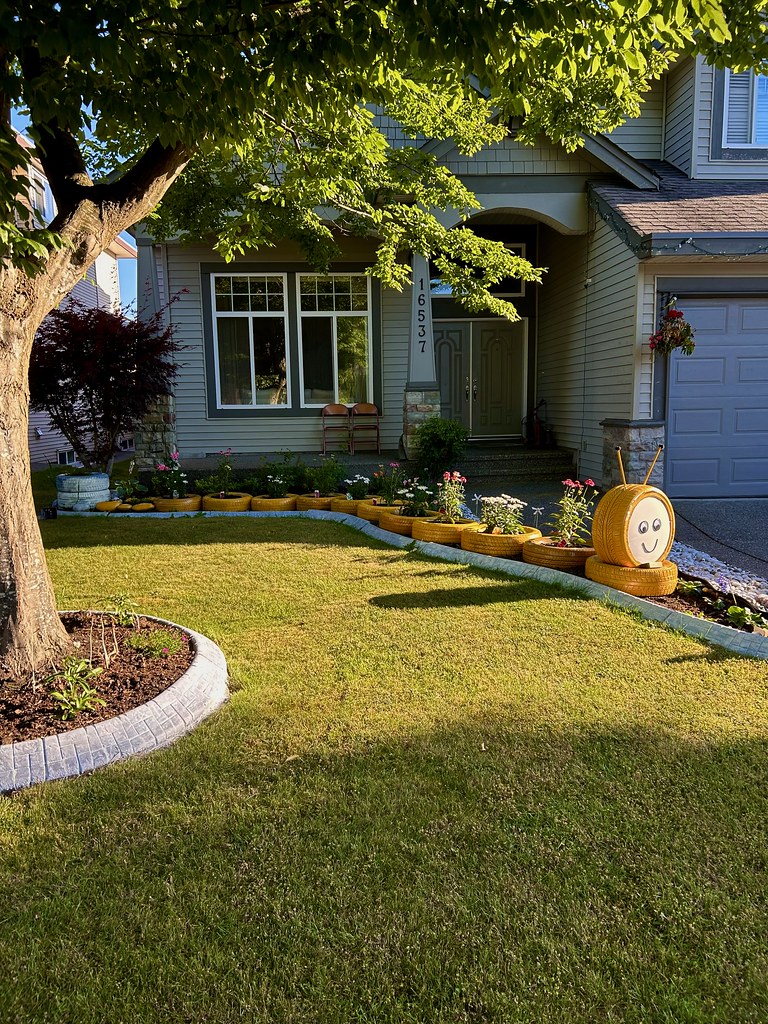 Ingenious lawn decoration! Walt Flickr