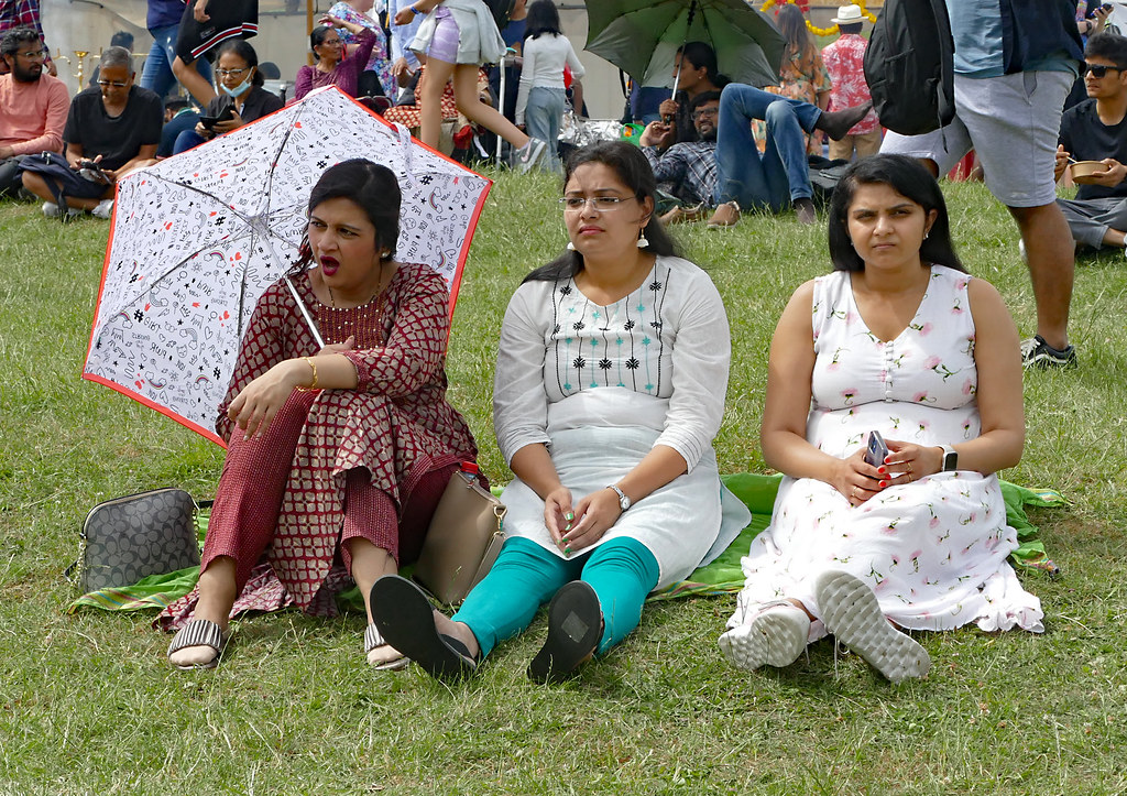 Feeling Hot Hot Hot Spectators enjoying the sunshine at In… Flickr