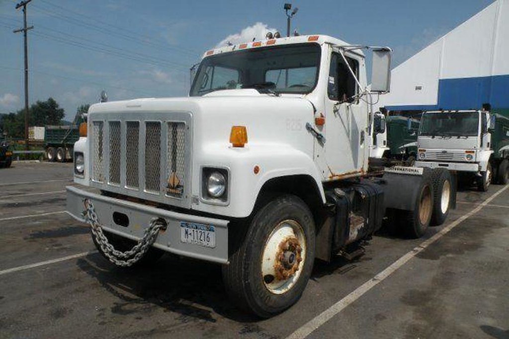 City of Binghamton, NY 1999 International 2574 6x4 tractor truck B215