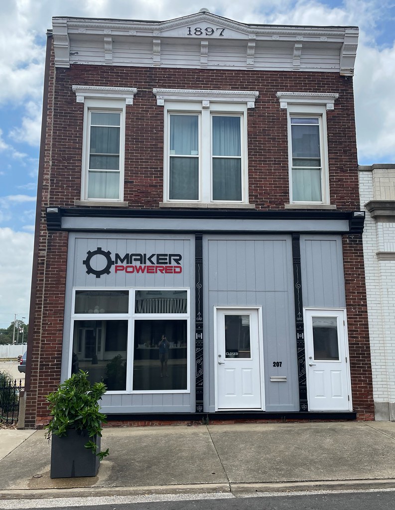 Commercial Building (Le Roy, Illinois) Built in 1897, this… Flickr