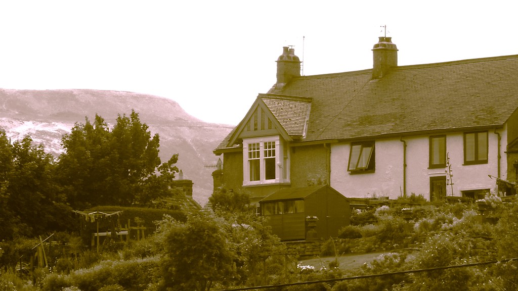 Gibbon Hill & House in Reeth I think that's Gibbon Hill. Flickr