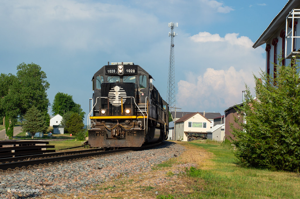 Freedom Deathstars IC 1028 leads M337 thru Scales Mound IL… Flickr