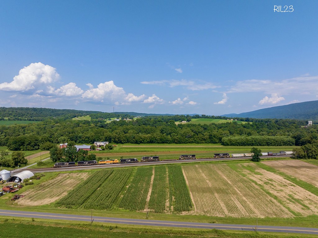 Juniata Journey NS 13V heads west through Mexico, PA along… Flickr