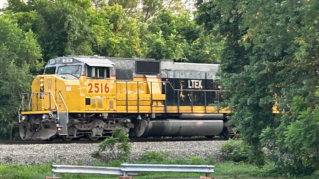 Larry's Truck and Electric Rail 2516 diesel (SD60M