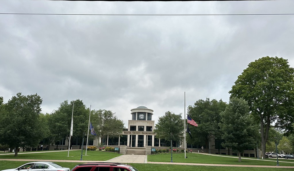 Beaver County Courthouse in Beaver, Pennsylvania. devtmefl Flickr