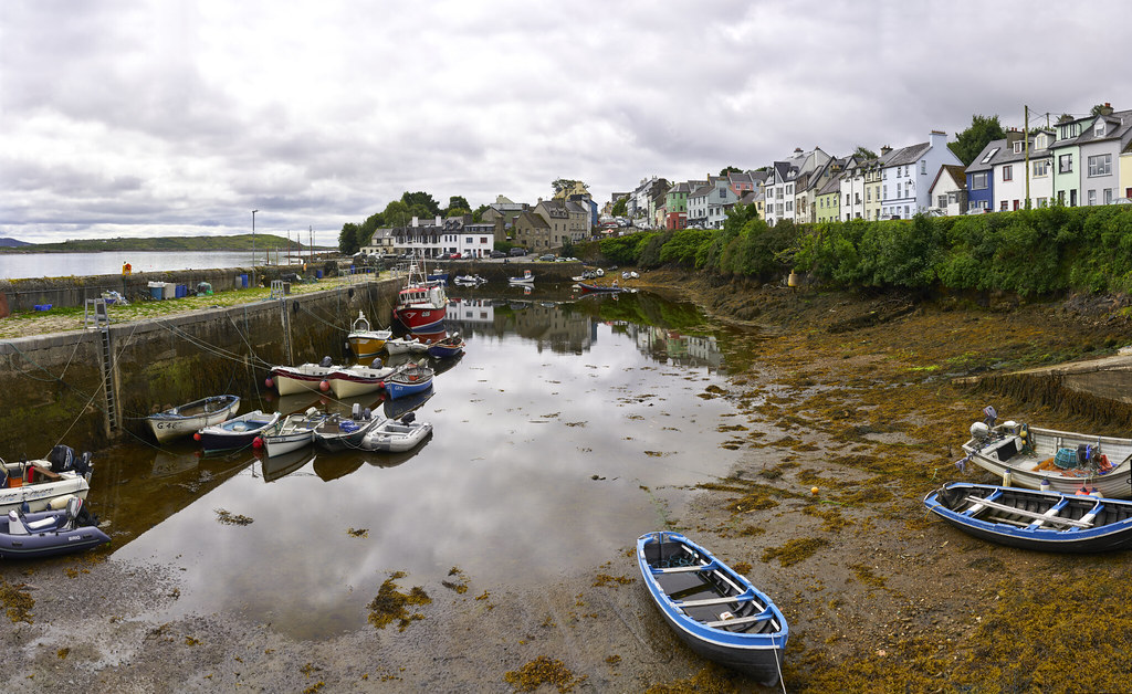 Roundstone at low tide Roundstone is a tiny village in Con… Flickr