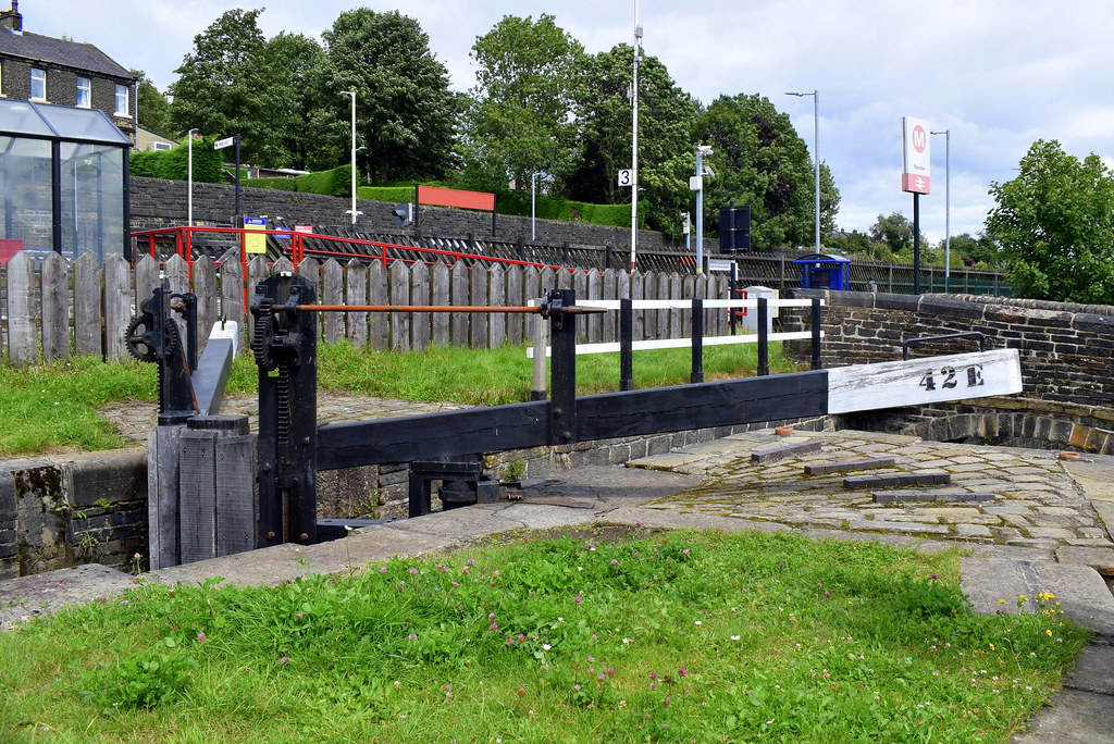 Marsden Lock 42E on the Huddersfield Narrow Canal, behind … Flickr