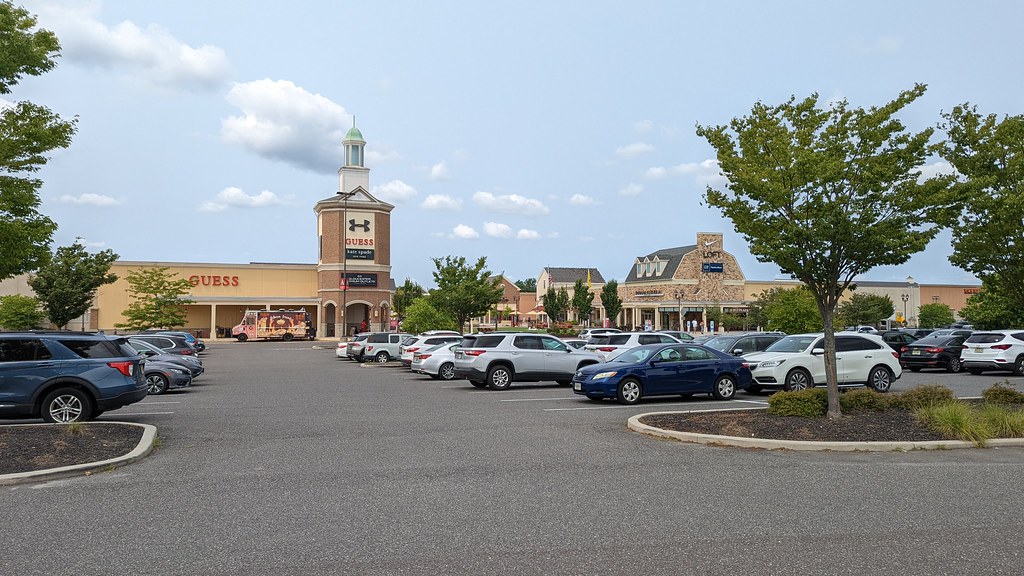 20230803 Gloucester Premium Outlets Approaching the ou… Flickr