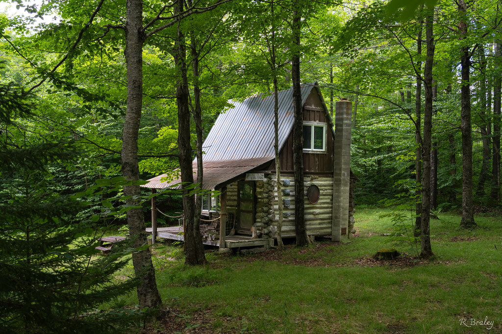 Hardy's Ye Olde Log Inn, Montgomery, Vermont This little c… Flickr