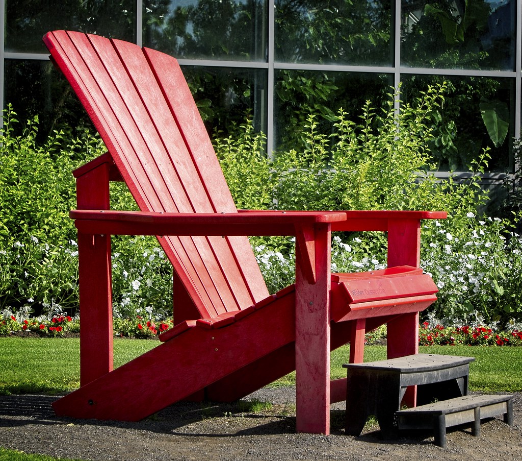 DWP202308158998 big red chair. Calgary Zoo Alberta SAIT Ca… Flickr