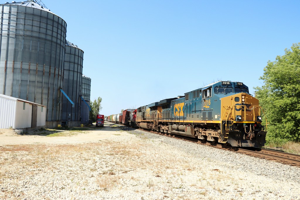 CSX 7016 CSX 7016 leads a SB manifest at Allenton, IL. Keith