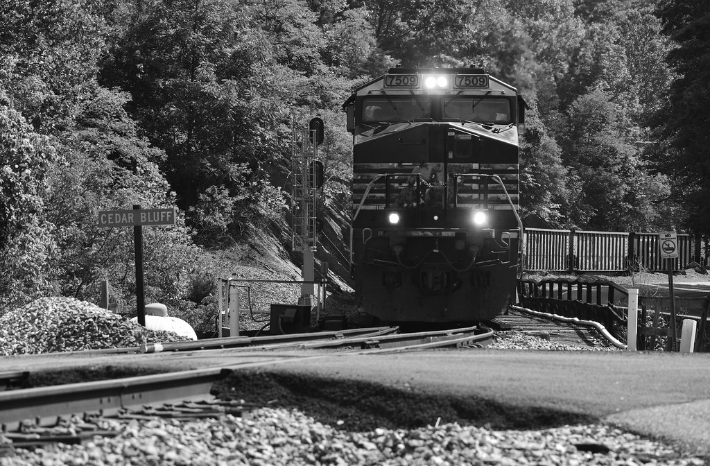 J49 at Cedar Bluff J49 rolls through Cedar Bluff headed to… Flickr