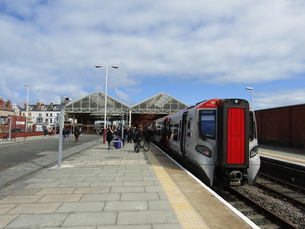 197016 at Llandudno working 2D15 1137 Blaenau Ffestiniog … Flickr