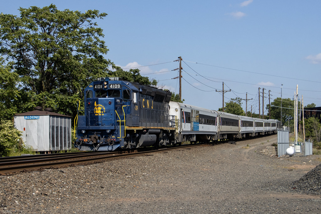 Right at Home NJT Raritan Valley Line train 5225 descends … Flickr