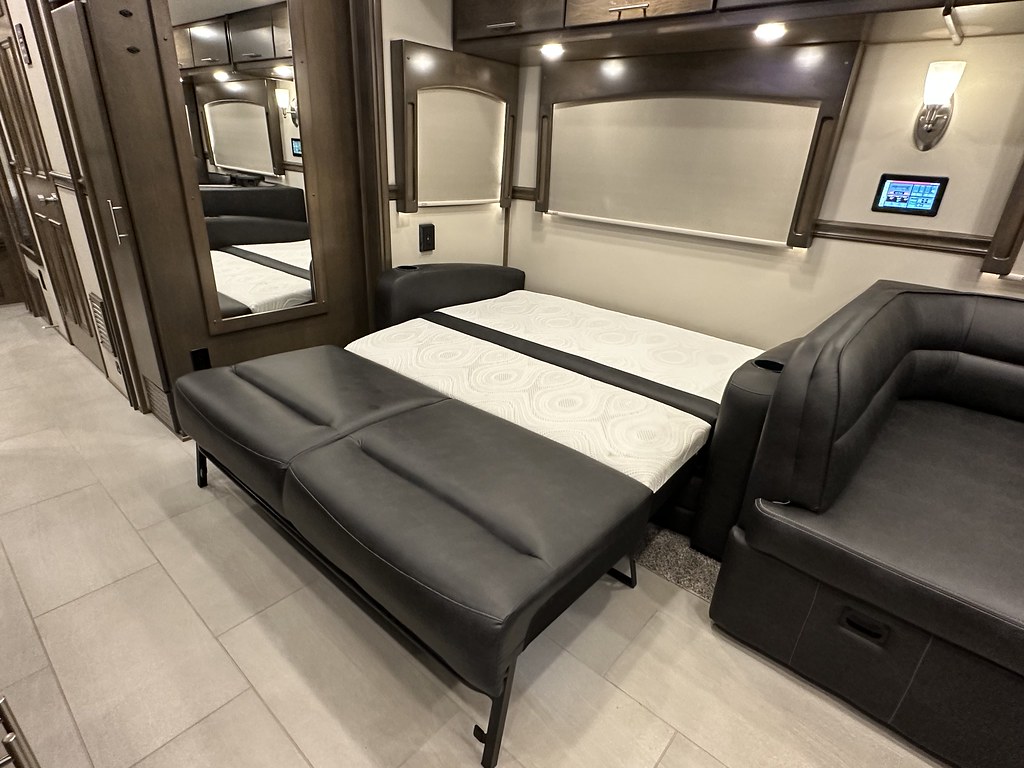 2023 Renegade 45CBF 600HP Like New 4K Miles Three Slides S… Flickr