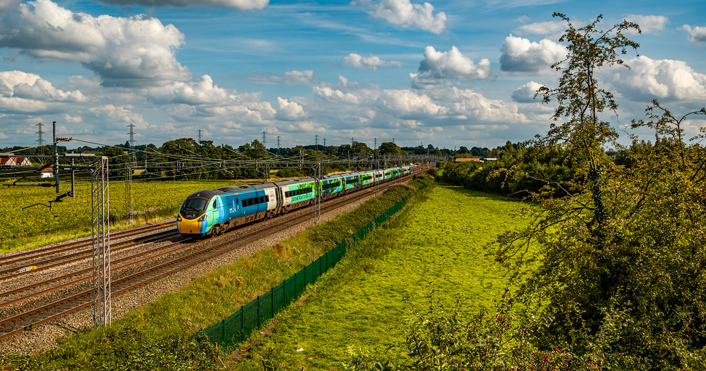 A Green Train Passing Rugeley Trent Valley, 390121 Opportu… Flickr