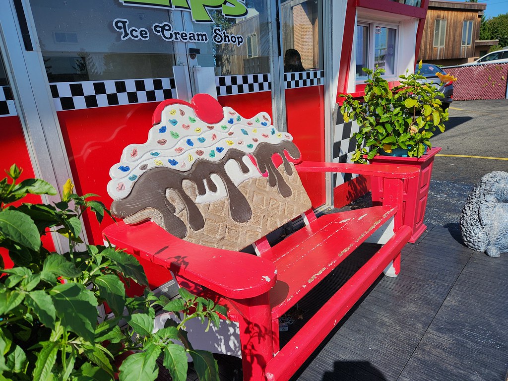 HAPPY BENCH MONDAY Outside Sugar Lips ice cream shop Visual Images1