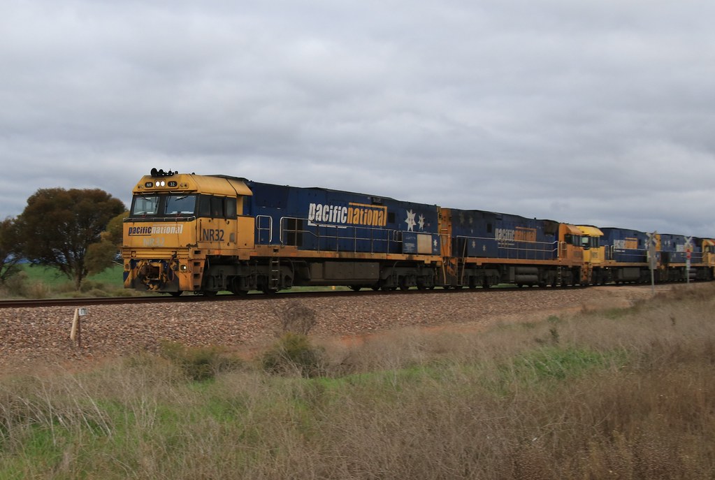 4 NRs and a G class Heading north into Redhill, South Aust… Geoff