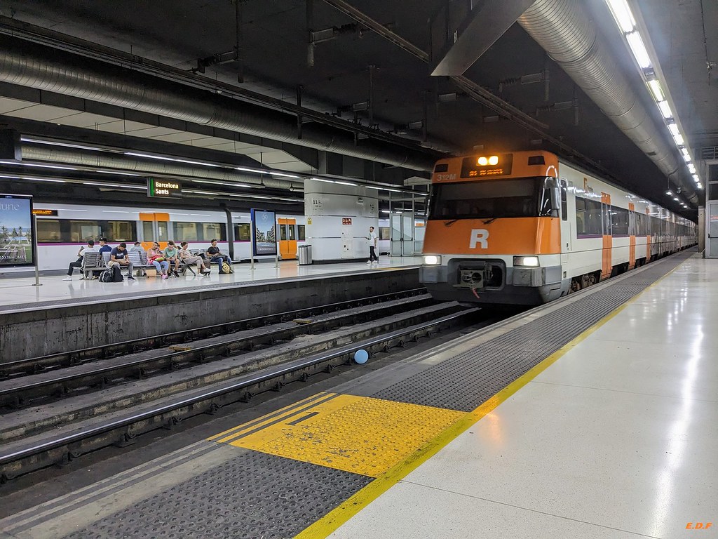 Barcelona; Sants station. 🚋 Renfe Unit of Series 447 with… Flickr