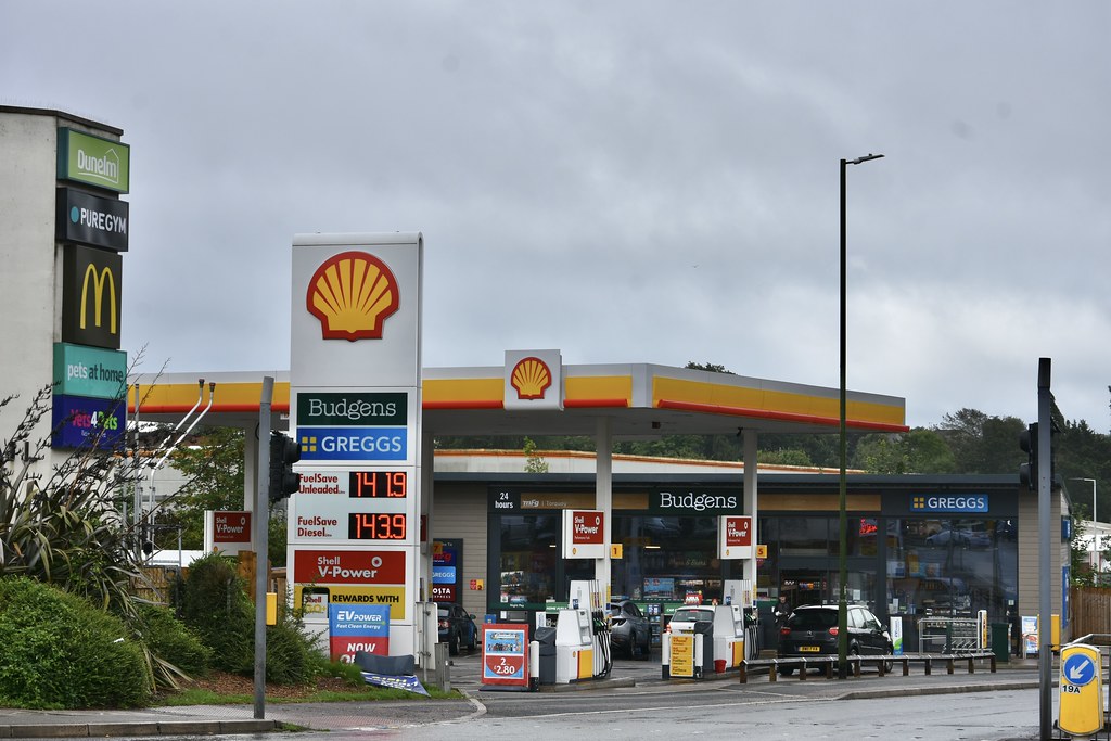 Shell, Riviera Way Torquay Devon 2023. A hand car wash tha… Flickr
