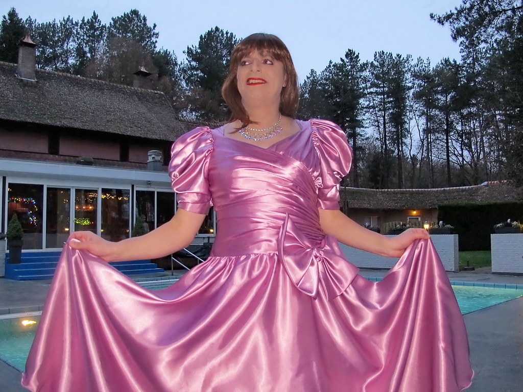 Shiny satin show Here's a closeup of my chic satin dress,… Flickr