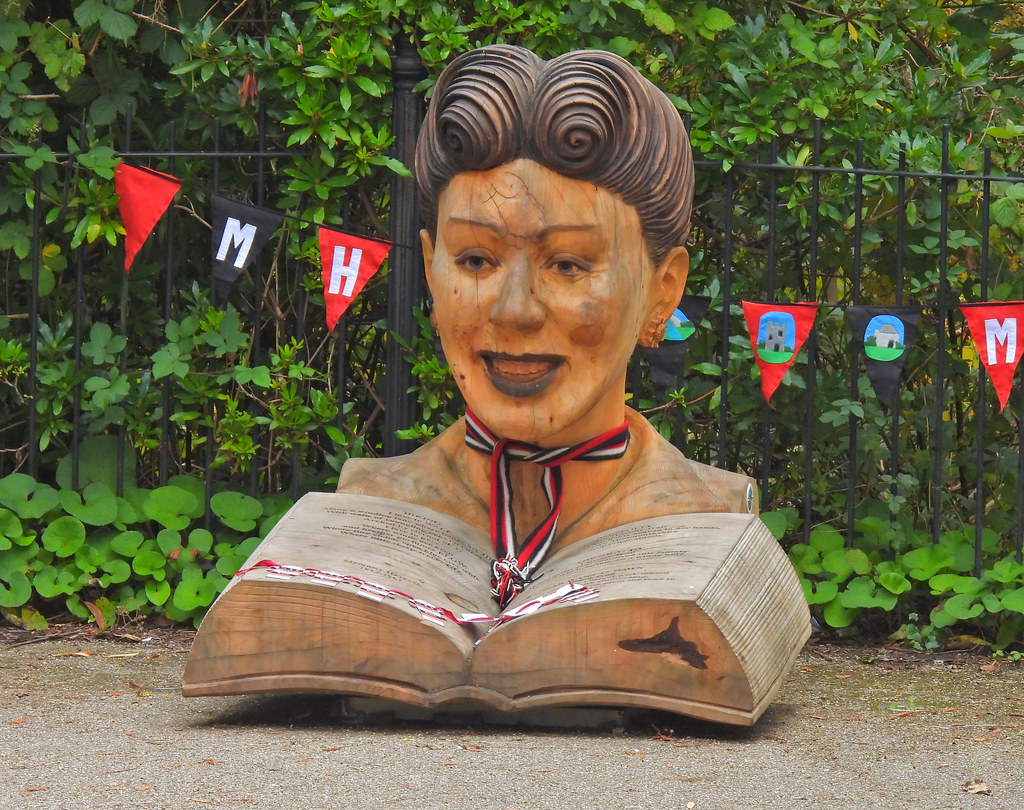 Myfanwy Haycock Sculpture, Italian Gardens, Pontypool Park… Flickr