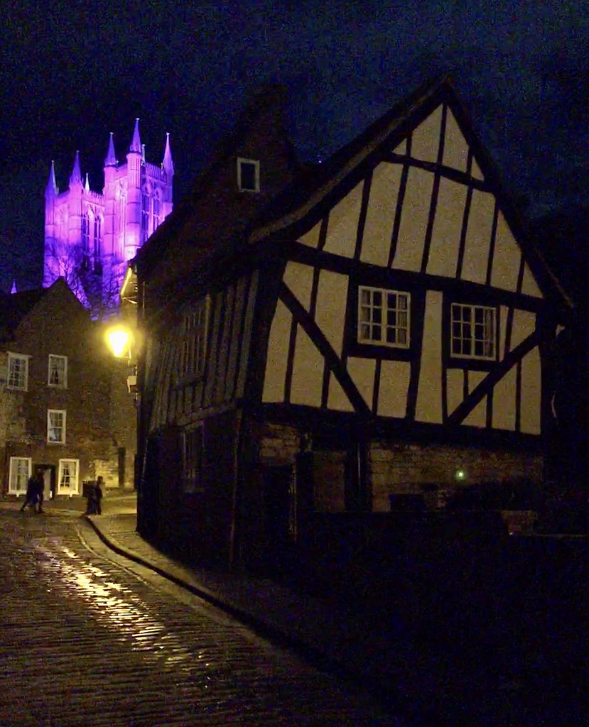 The Crooked House & Lincoln Cathedral illuminated for Chri… Flickr
