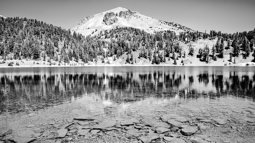 Lake Helen Impossibly clear, blue water of Lake Helen with… Flickr