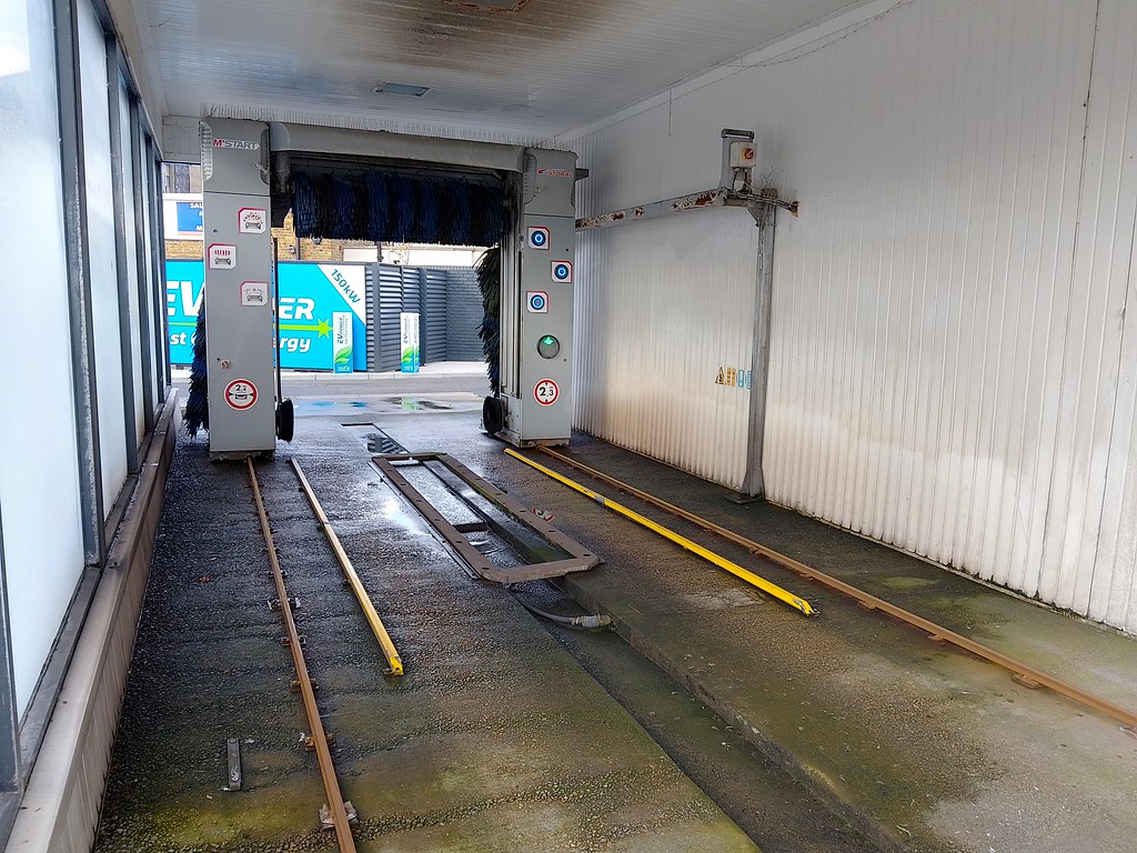 BP car wash, Erith Istobal m'start with black and blue str… Flickr