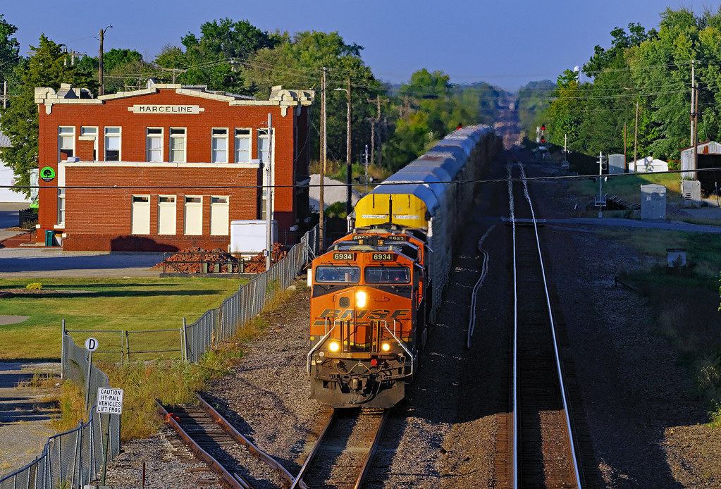 BNSF 6934 West auto racks, Marceline, Missouri_ Westbound … Flickr