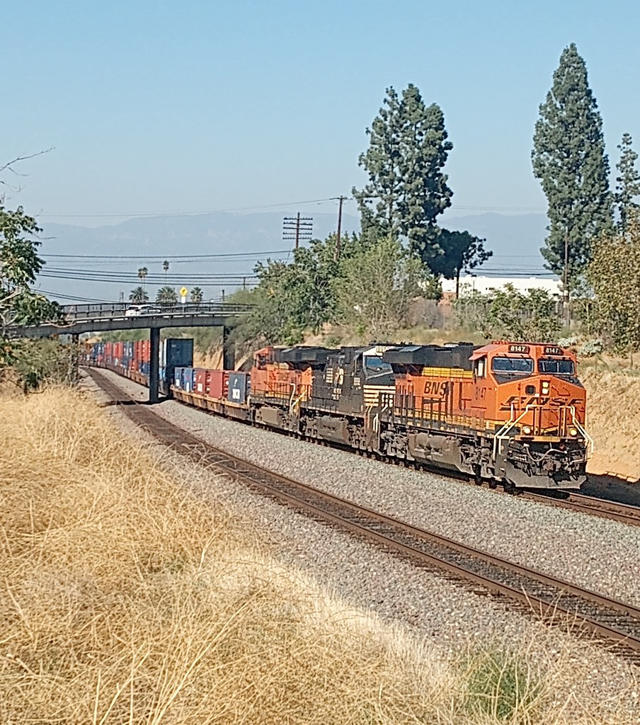 Rental Sandwich A westbound BNSF stacker has a NS rental i… Flickr